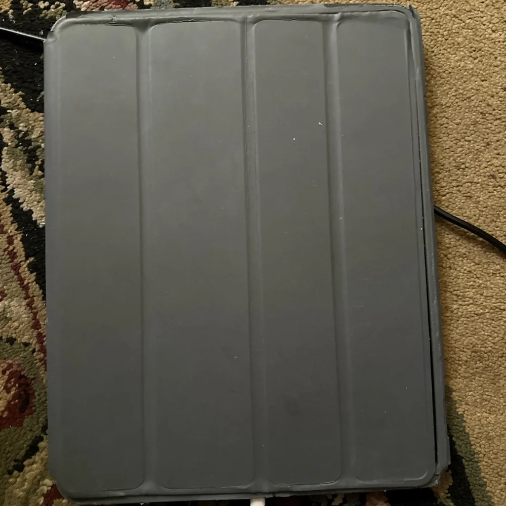 Apple IPAD 4th Generation Tablet with Gray Cover